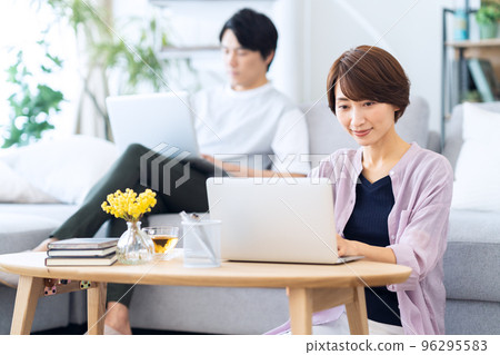 Husband and wife couple family middle computer lifestyle living Husband and wife couple family middle computer lifestyle living 96295583