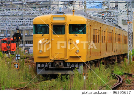 Sanyo Main Line Shimonoseki Station Series 115 3000 Sanyo Main Line Shimonoseki Station Series 115 3000 96295657