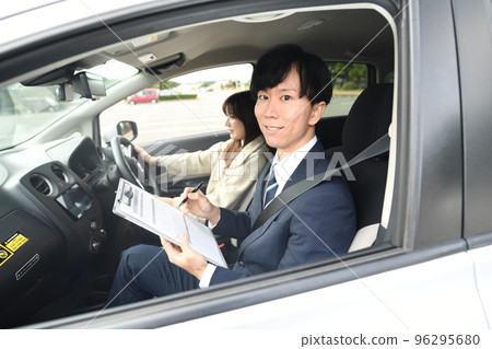 上駕駛課的男教練和女學生 96295680