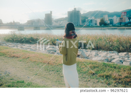 一位年輕女子在河床上邊聽音樂邊散步的照片 一位年輕女子在河床上邊聽音樂邊散步的照片 96297621