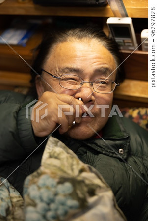 Elderly people pulling nose hairs Elderly people pulling nose hairs 96297828