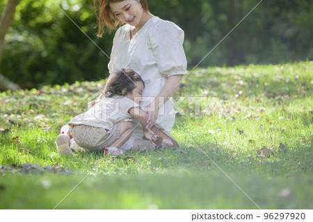 A pregnant mom and her 2-year-old daughter A pregnant mom and her 2-year-old daughter 96297920