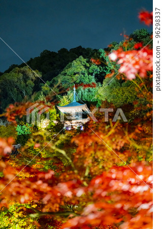 Zenrinji 寺 (Eikando) Tahoto 塔的秋葉照亮了京都左京區 96298337