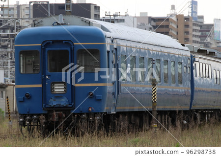 A blue train passenger car parked in the Oku passenger car yard (2022) 96298738