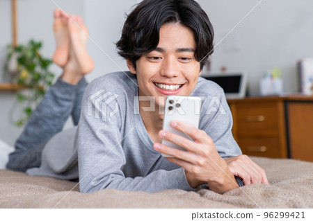 看他的智能手機的一個年輕人 96299421