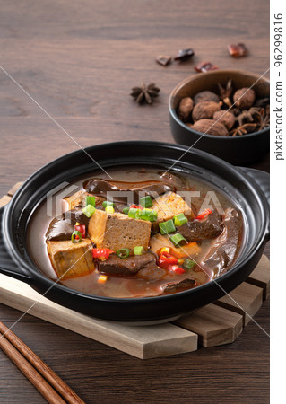 Spicy duck blood jelly stinky tofu 96299816