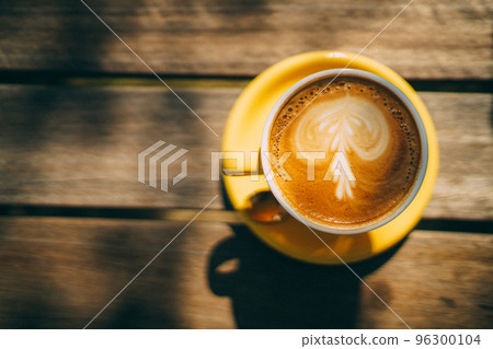 latte in yellow cup 96300104