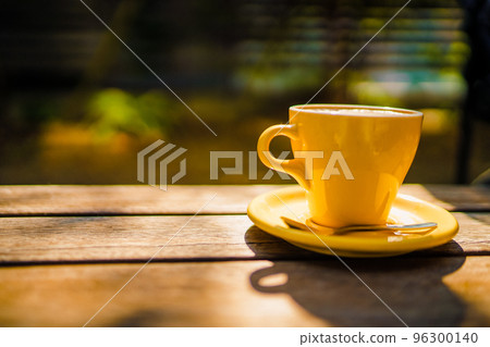 木桌上的咖啡杯 木桌上的咖啡杯 96300140