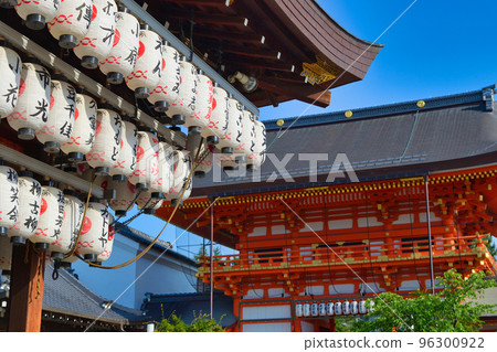 Kyoto Yasaka Shrine's dance hall and south tower gate Kyoto Yasaka Shrine's dance hall and south tower gate 96300922
