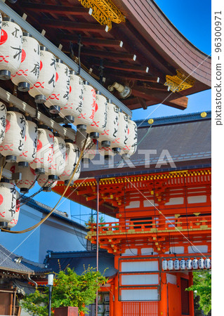Kyoto Yasaka Shrine's dance hall and south tower gate Kyoto Yasaka Shrine's dance hall and south tower gate 96300971