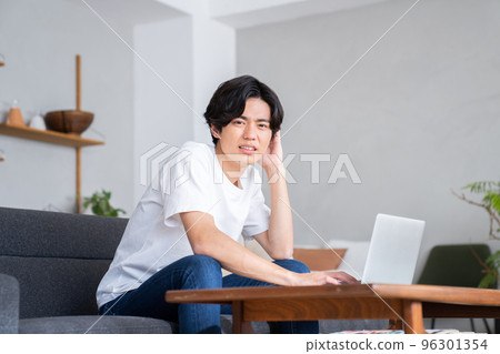 擔心的年輕人 96301354