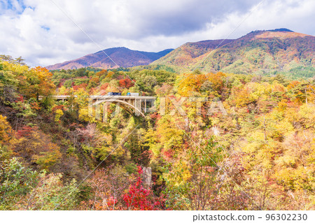 （宮城縣）鳴子峽和大深澤橋的紅葉 96302230