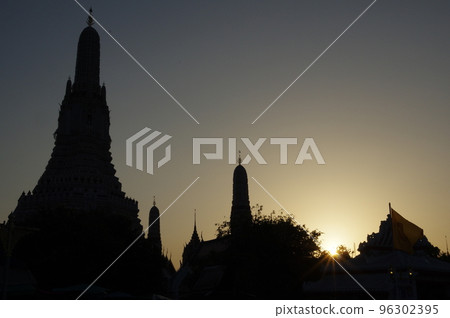 泰國寺廟剪影。 泰國寺廟剪影。 96302395