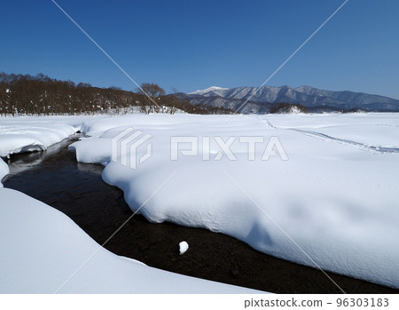 冰凍的里磐梯，檜原湖像蒲團一樣被白雪覆蓋，雪原雪山在湛藍的天空映襯下美不勝收。 96303183
