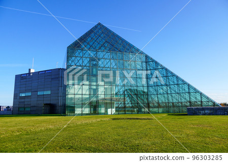 Pyramid of Moerenuma Park's glass 96303285