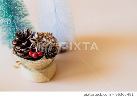 帶松果的聖誕形象 96303491