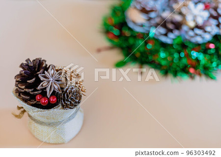 帶松果的聖誕形象 96303492