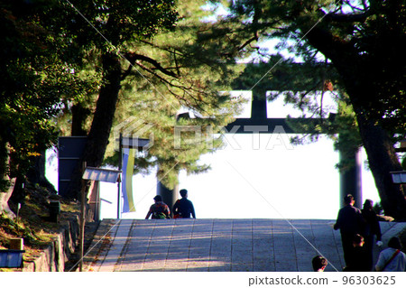 Downhill approach/Izumo Taisha Shrine (Izumo City, Shimane Prefecture) 96303625