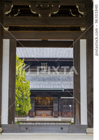 Tofukuji Sanmon Gate and Main Hall in Autumn, Kyoto City, Kyoto Prefecture Tofukuji Sanmon Gate and Main Hall in Autumn, Kyoto City, Kyoto Prefecture 96303840