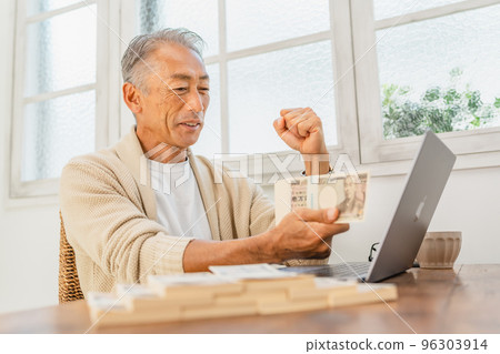 一個在客廳里數錢的男人 96303914