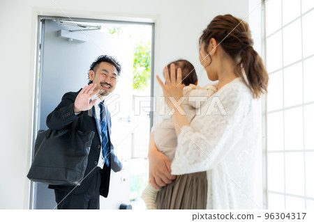 送別門口一家人 96304317