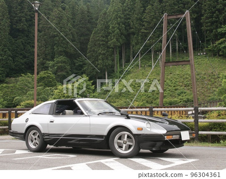 吊橋和日本經典跑車 96304361