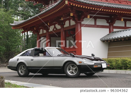 寺廟門和日本經典跑車 96304362