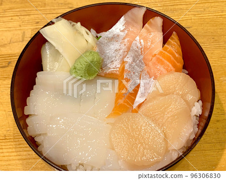 Seafood bowl, three-color bowl, scallops, salmon, and squid 96306830