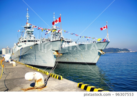 Canadian Navy Cruisers Winnipeg & Vancouver Canadian Navy Yokosuka Yoshikura Kanagawa Canadian Navy Cruisers Winnipeg & Vancouver Canadian Navy Yokosuka Yoshikura Kanagawa 96307553