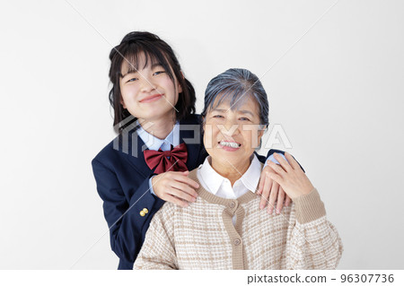 高中女生和高級女性 高中女生和高級女性 96307736
