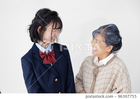 高中女生和高級女性 高中女生和高級女性 96307755