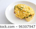 Avocado and scrambled eggs toast 96307947