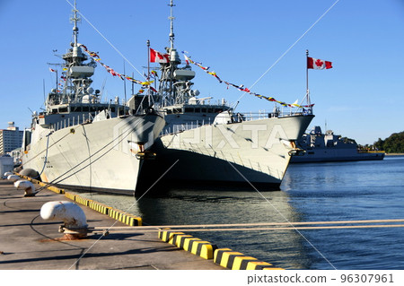 Canadian Navy Cruisers Winnipeg & Vancouver Canadian Navy Yokosuka Yoshikura Kanagawa 96307961