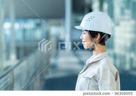 在建築工地上工作的婦女。 在建築工地上工作的婦女。 96308005