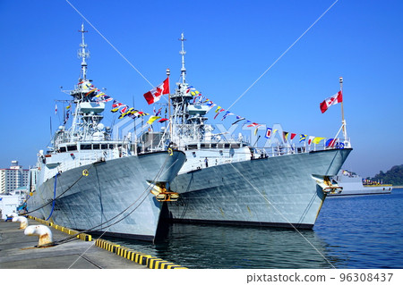 Canadian Navy Cruisers Winnipeg & Vancouver Canadian Navy Yokosuka Yoshikura Kanagawa 96308437