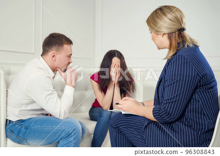 Experienced psychiatrist consulting a couple Experienced psychiatrist consulting a couple 96308843