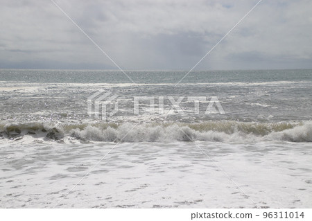 波浪在海岸上擊敗 波浪在海岸上擊敗 96311014