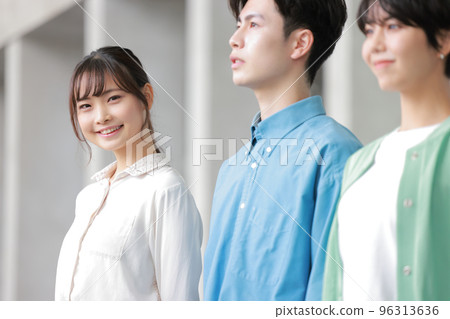 年輕的女設計師和同事們_bust up 1 96313636