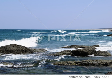 莊內海灘日本海的波濤洶湧 96313862