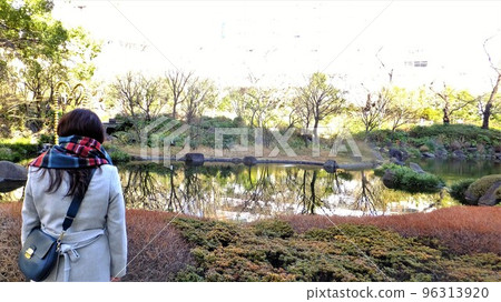 冬天站在 Mohri 花園裡的女人 96313920