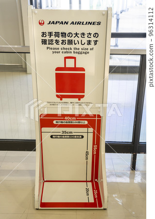 Airport view Luggage size chart in the departure lobby Osaka (Itami) Airport Airport view Luggage size chart in the departure lobby Osaka (Itami) Airport 96314112