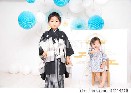 日本 5 歲男孩和 1 歲女孩穿著袴在七五山拍照留念 日本 5 歲男孩和 1 歲女孩穿著袴在七五山拍照留念 96314376