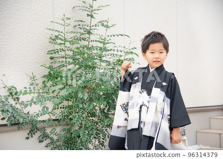 一名 5 歲的日本男孩穿著袴在七鄉山拍攝紀念照 一名 5 歲的日本男孩穿著袴在七鄉山拍攝紀念照 96314379
