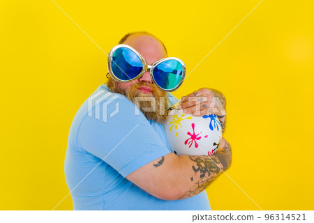 offended man does not want to play with the ball 96314521