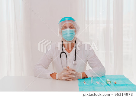 Doctor with mask and syringe is ready to administer the vaccine against covid 19 96314978