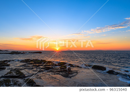 Izu peninsula, the sun rising over the horizon Izu peninsula, the sun rising over the horizon 96315040