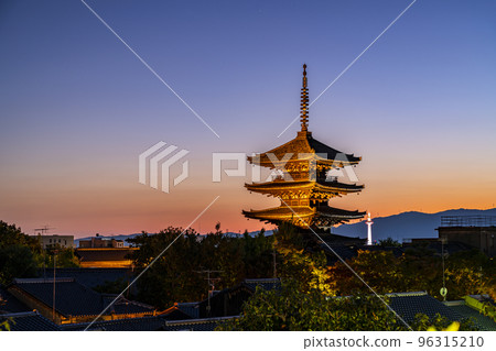[Kyoto Prefecture] Yasaka Pagoda and Kyoto Tower illuminated at dusk 96315210