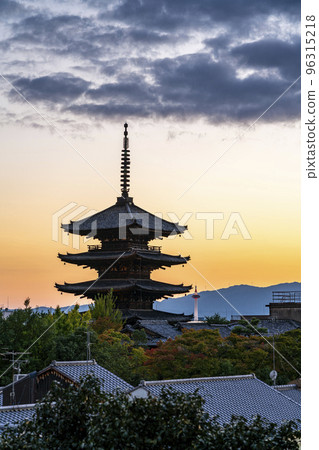 [Kyoto Prefecture] Yasaka Pagoda and Kyoto Tower with beautiful sunset sky 96315218