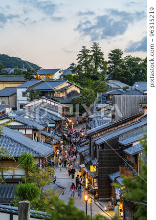 [Kyoto Prefecture] Ninenzaka at dusk bustling with tourists 96315219