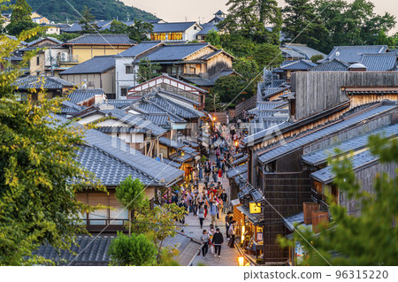[京都府]黃昏的二年坂遊客熙熙攘攘 96315220